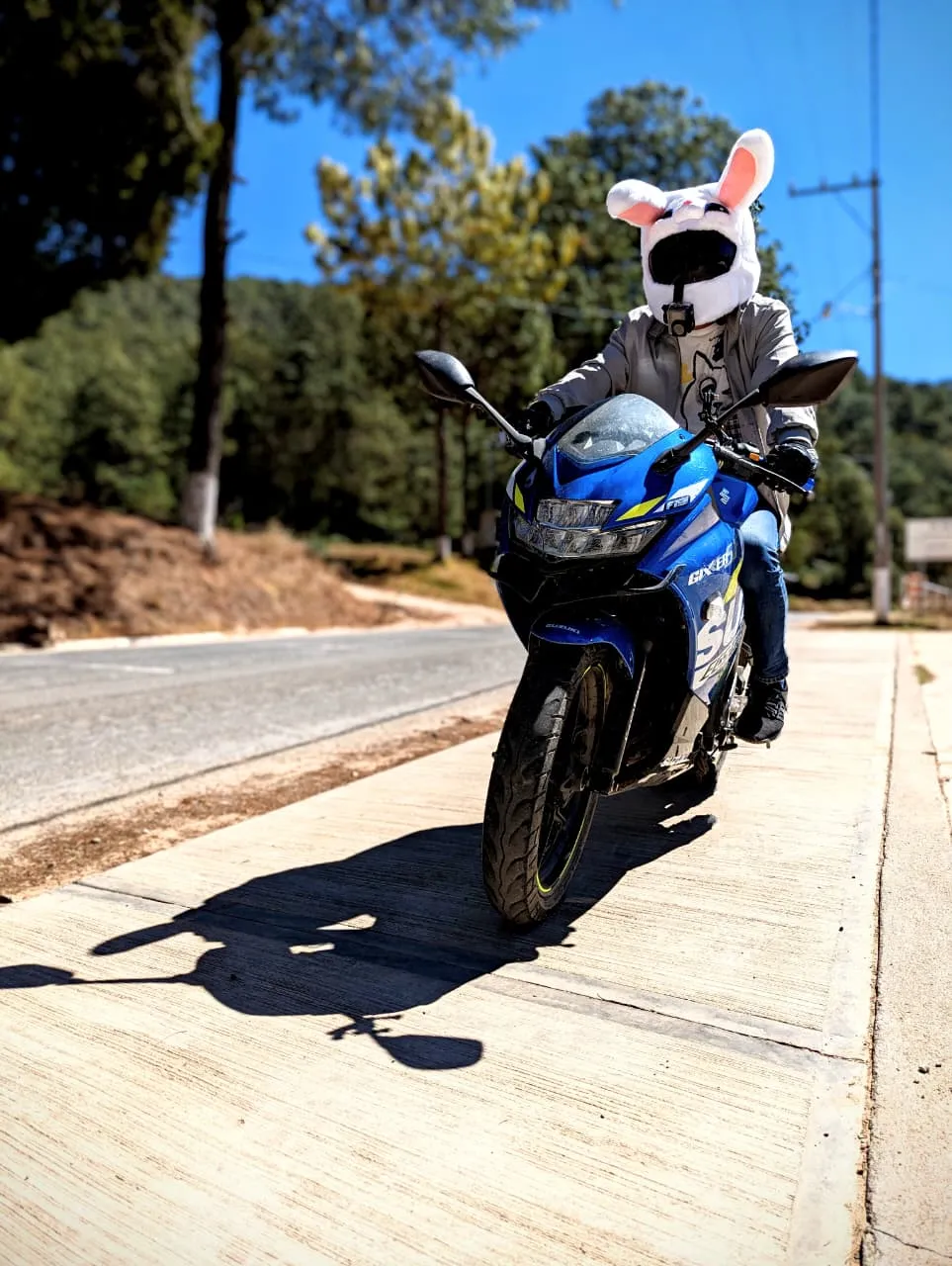 Israel Merlyn en motocicleta por Oaxaca